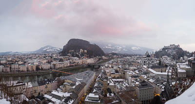 Salzburg beim Eindunkeln vom Mönchsberg