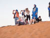Erg Chebbi, Touristes attendant le Coucher du Soleil