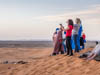 Erg Chebbi, Touristes attendant le Coucher du Soleil