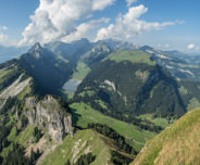 Auf dem Hohen Kasten. Alpstein mit Sämtisersee und Plattenbödeli.   <a style='color:#1fa67a; margin-left:1em;' href='/Details/Alpstein/index.html' target="_blank'>    Zoom</a>