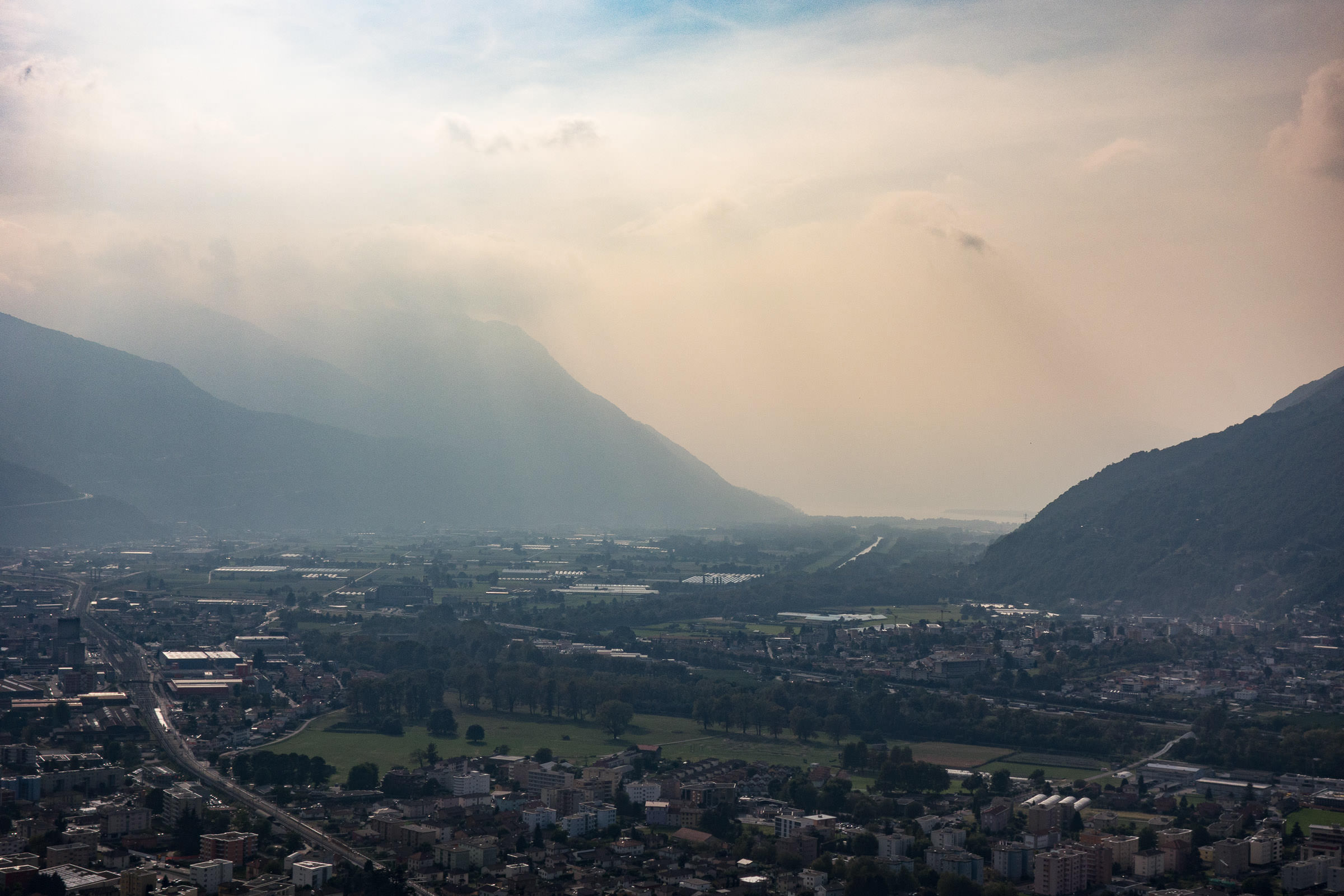 Bellinzona, Sasso Corbaro und Magadinoebene<a style='color:#1fa67a !important; margin-left:1em;' href='http://maps.google.com/maps?q=46.188130926775,9.0322689761717 ' target=_blank>Map</a>