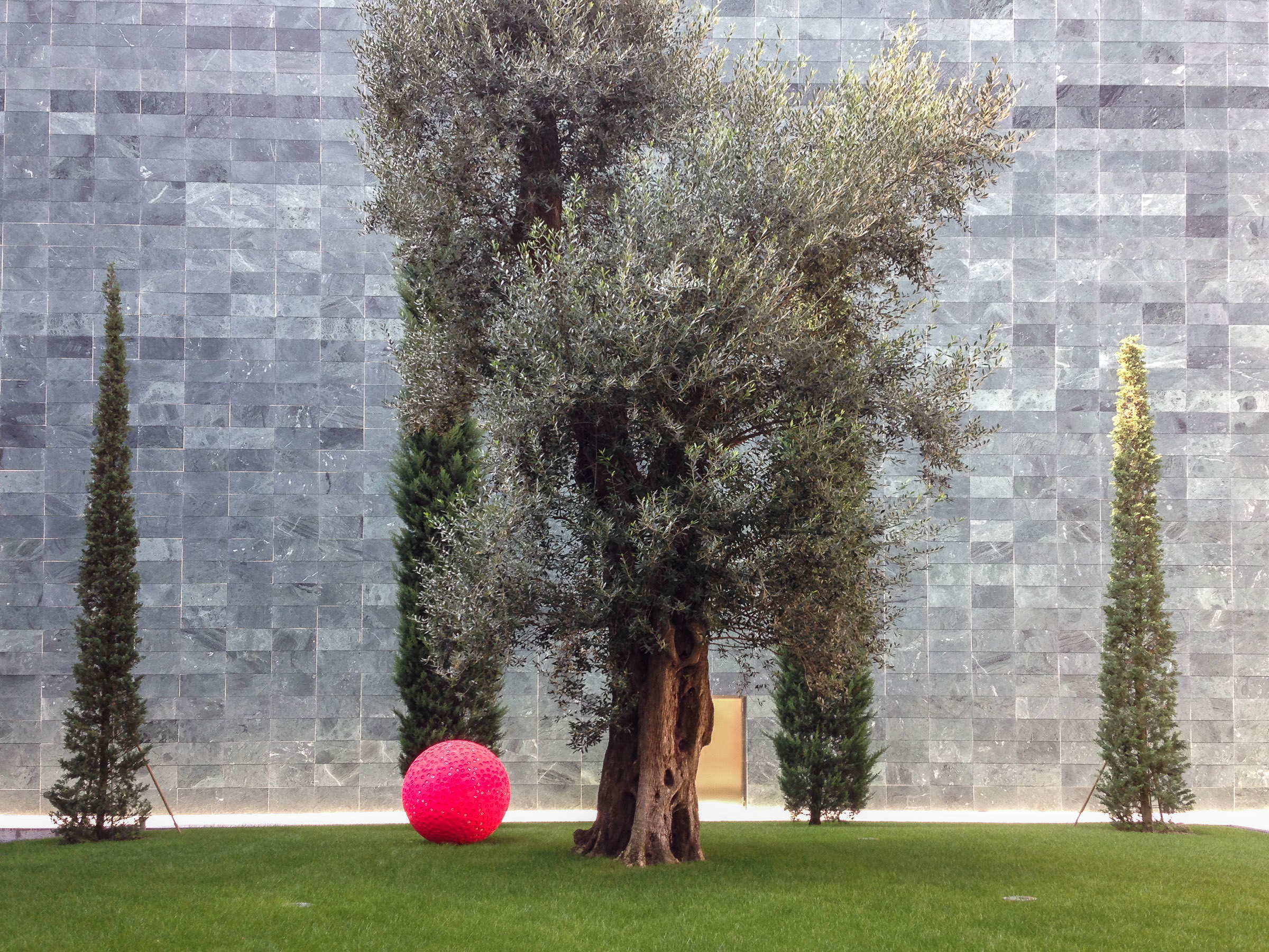 Lugano, LAC<a style='color:#1fa67a !important; margin-left:1em;' href='http://maps.google.com/maps?q=45.999492,8.948592 ' target=_blank>Map</a>